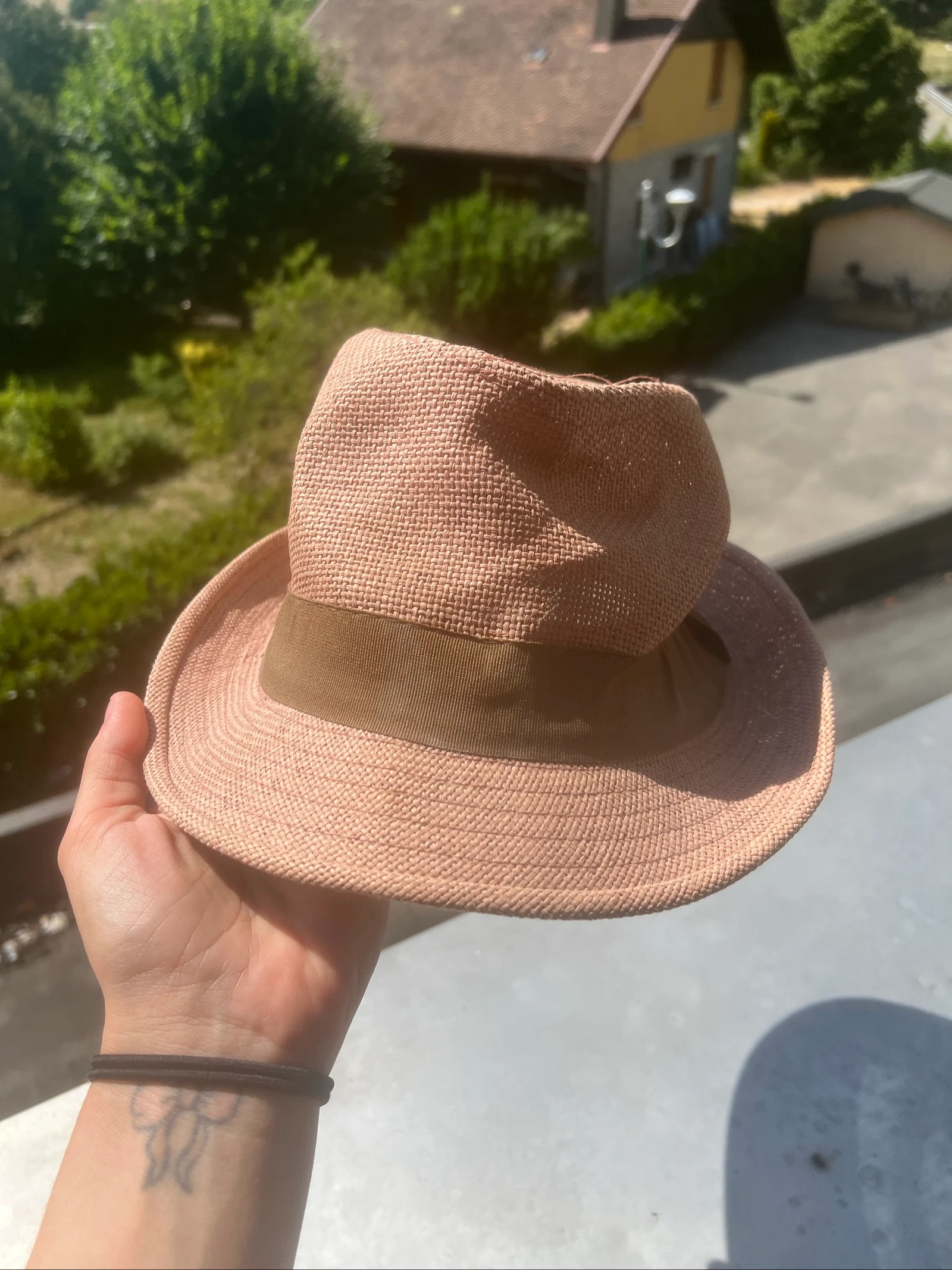 Chapeau fedora rose et ruban marron style panama